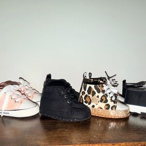 6 pairs of infant crib shoes. Size 1.